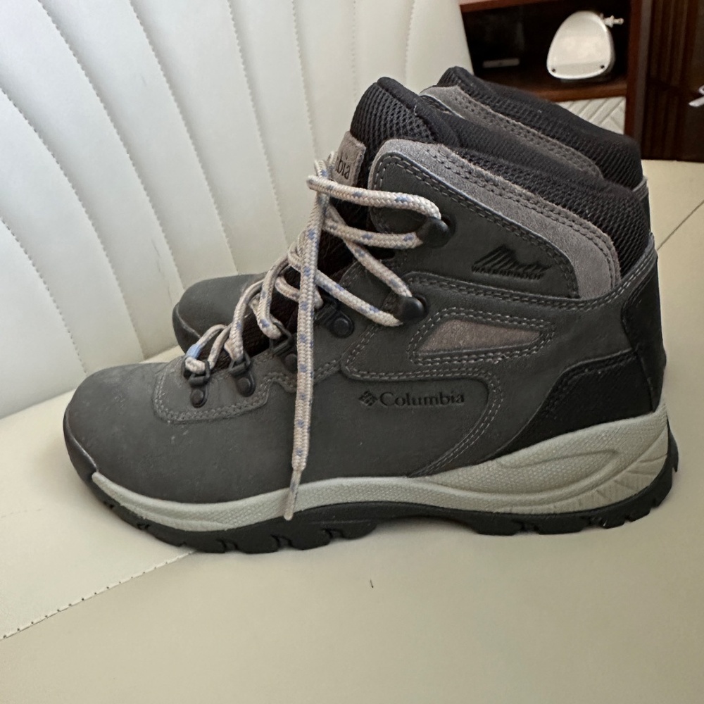 Columbia Women's Hiking Boots 9 - Picture 4 of 10